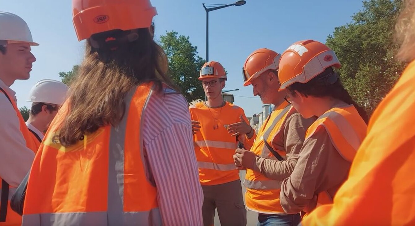 élèves sur un chantier en train d'écouter un professionnel du secteur