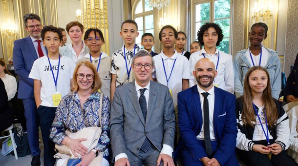 Des élèves posant à l'Élysée avec Monsieur Olivier Dugrip, recteur de l'académie de Lyon, et des membres du personnel académique du rectorat.