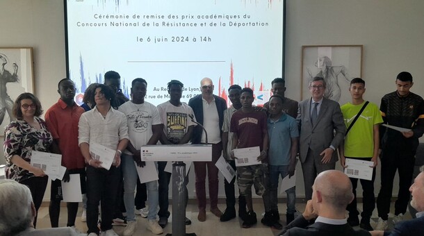 M Dugrip, Recteur de l’Académie, remet le prix aux élèves de 1CAP MIS en présence de M. Guechi Proviseur du Lycée Professionnel André Cuzin et Mme Fabre, enseignante à l’initiative du projet.