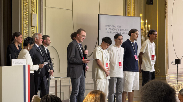 Lycéens et professeur prix à l'Elysée