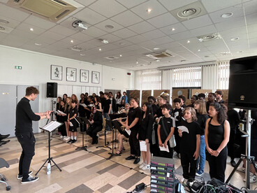 Les élèves du collège Verrazane célèbrent la fête de la musique au rectorat de Lyon