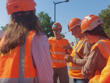 élèves sur un chantier en train d'écouter un professionnel du secteur